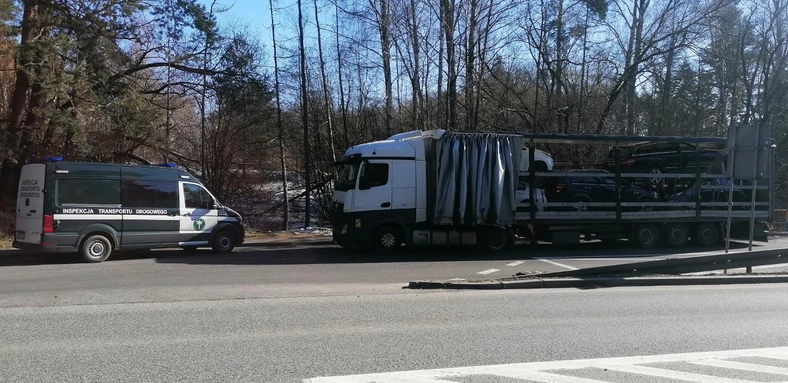 Patrol ITD wstrzymał transport samochodów z Wielkiej Brytanii na Litwę — te m.in. były źle zabezpieczone