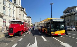 Najstarszy autobus wrócił na ulice Warszawy. Somua Six to biały kruk i wygląda spektakularnie