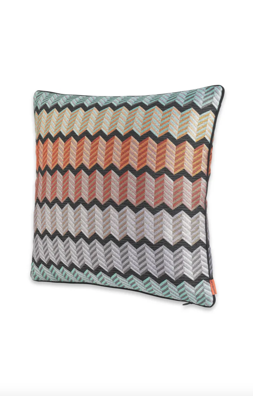 Missoni-Home-Kissen aus Jacquard-Stoff mit 3D-Effekt und Chevron-Muster für 255 Franken.