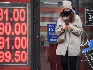 Kurs rubla względem dolara był w czwartek najtańszy w historii. Mocno spada również wartość polskiego złotego