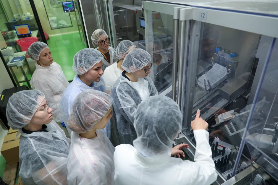 Stipendisti u Centru za pakovanje Hemofarma