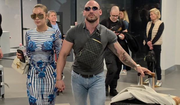 Tea Tairović sa mužem na aerodromu