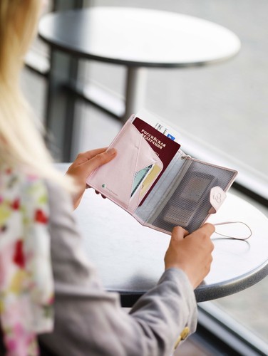 O!!! Paszport pani Marii. W wersji oryginalnej tego zdjęcia widać było odcisk jej palca. Niestety, musimy zmniejszać bo nikt z Państwa nie chce ładować do komputera 40mb zdjęć