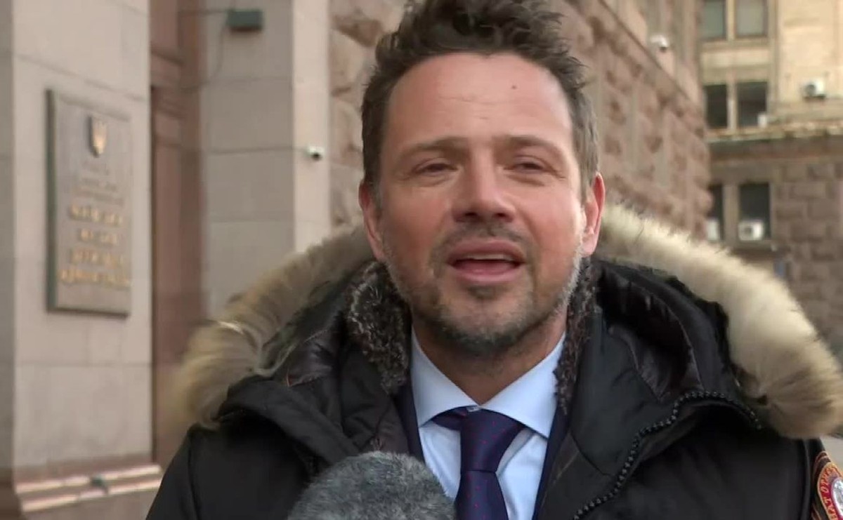 Rafał Trzaskowski przemawia przed budynkiem