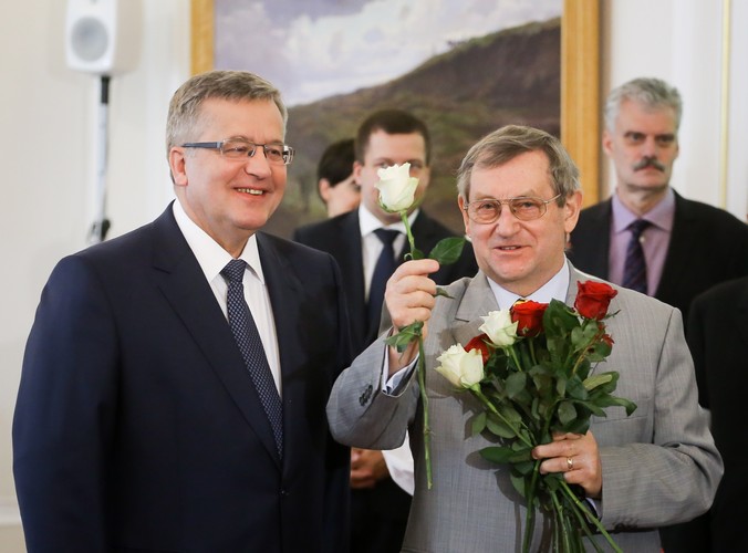 Brytyjski historyk prof. Norman Davies i Prezydent Bronisław Komorowski podczas uroczystości wręczenia prof. Daviesowi aktu nadania polskiego obywatelstwa