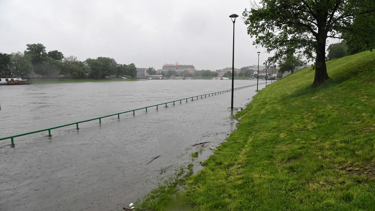 Przez Małopolskę przechodzi fala wezbraniowa na Wiśle. W Krakowie jej kumulacja nastąpi w sobotę około g. 8.00 i zgodnie z najnowszymi prognozami hydrologicznymi poziom wody w rzece na wysokości Bielan sięgnie nie 7 metrów (jak wcześniej oczekiwano), ale 5 m 80 cm – poinformowała rzeczniczka prezydenta miasta Monika Chylaszek.