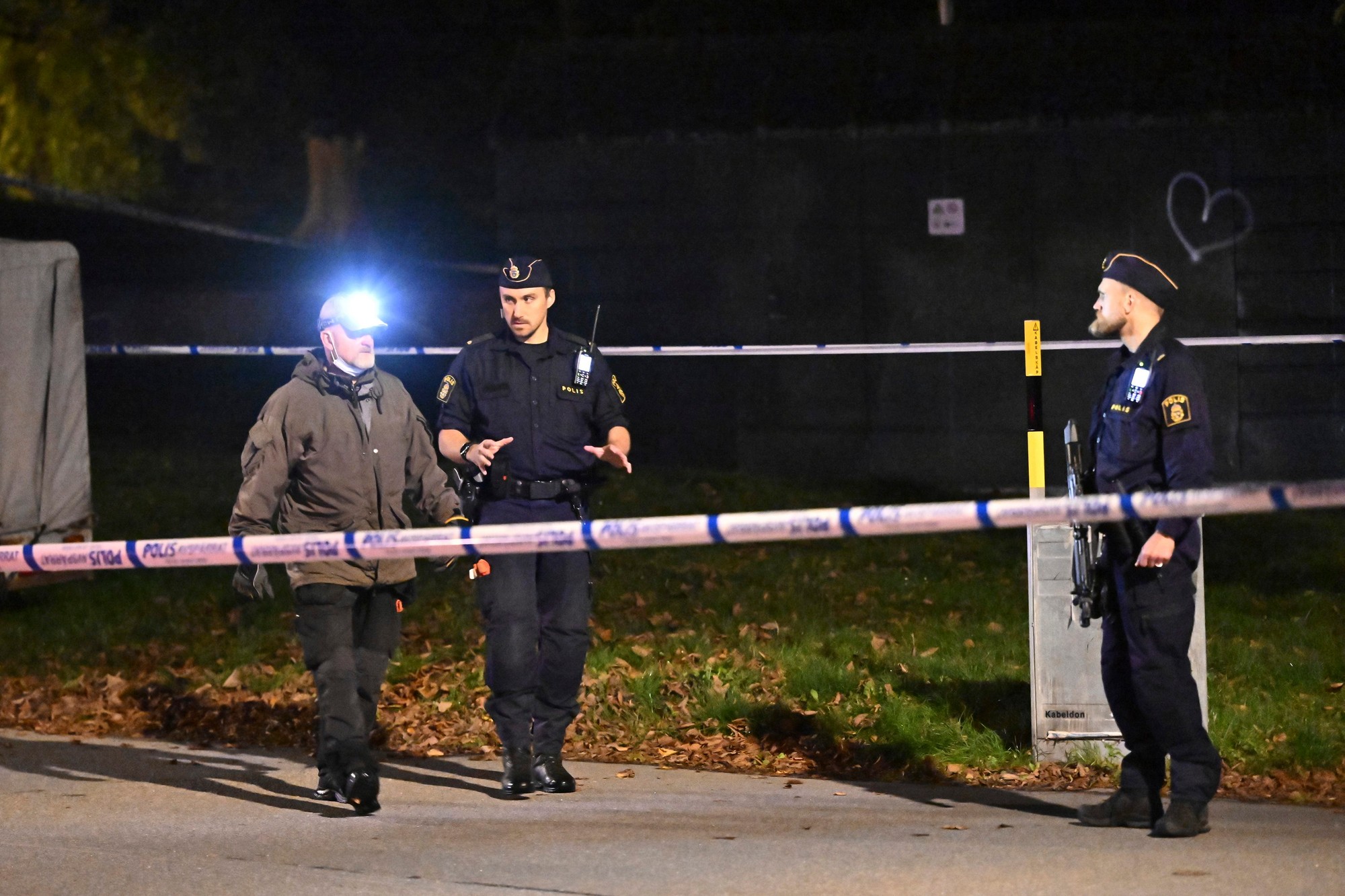 Policajti hliadkujú pred izraelským veľvyslanectvom v Štokholme.