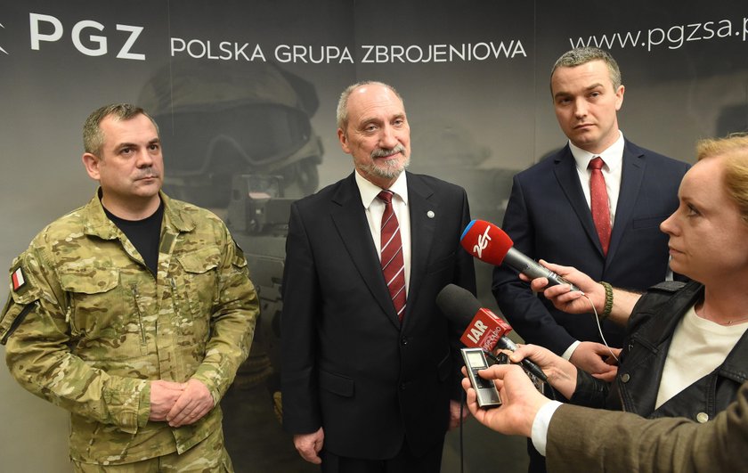 Macierewicz, dowódca WOT i prezes PGZ