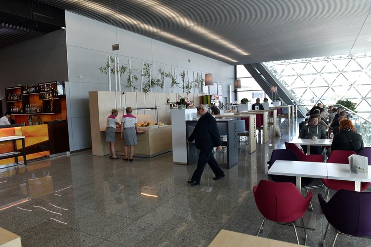 'Mamy już decyzję zarządu portu o budowie pasa startowego. Wybierzemy jeszcze najkorzystniejszy pod kątem ochrony środowiska jeden z trzech wariantów. Będzie dłuższy i nowocześniejszy, będzie mógł także obsługiwać cięższe samoloty. Myślę, że pas zostanie wybudowany w ciągu 2017 r. Przetarg będzie ogłoszony na początku przyszłego roku' - powiedział Pamuła podczas uroczystości oddania do użytku nowej części terminala. <br><br> (jb/cat) PAP/Jacek Bednarczyk