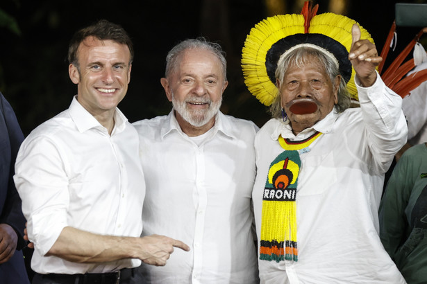Prezydent Francji Emmanuel Macron z prezydentem Brazylii Luizem Inacio Lulą da Silvą i Raonim Metuktire