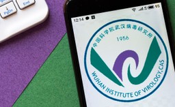 Koronawirus mógł mieć początek w laboratorium w Wuhan. Wywiad USA ujawni "jak najwięcej informacji"