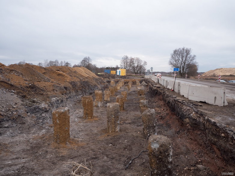 Budowa drogi ekspresowej S-1 - odcinek węzeł Oświęcim - Dankowice - zdjęcia z poziomu ziemi - 17.11.2022 - autor: GDDKiA