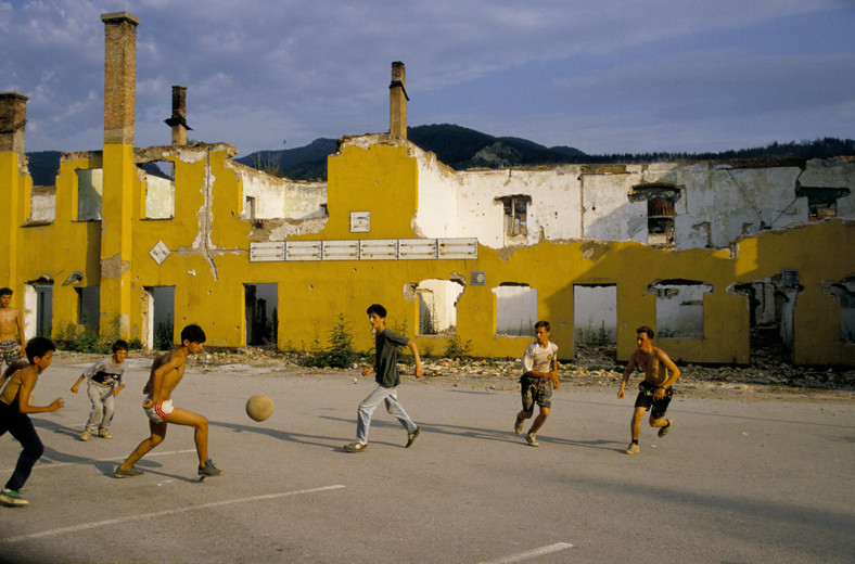 Chłopcy grają w piłkę w zrujnowanym Sarajewie (stolicy Bośni) w 1994 r.