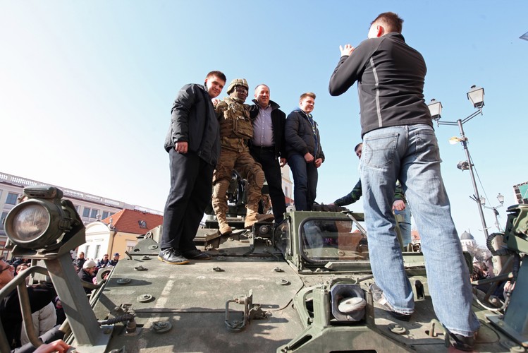 Amerykańskie Strykery w Białymstoku fot. (ukit) PAP/Artur Reszko