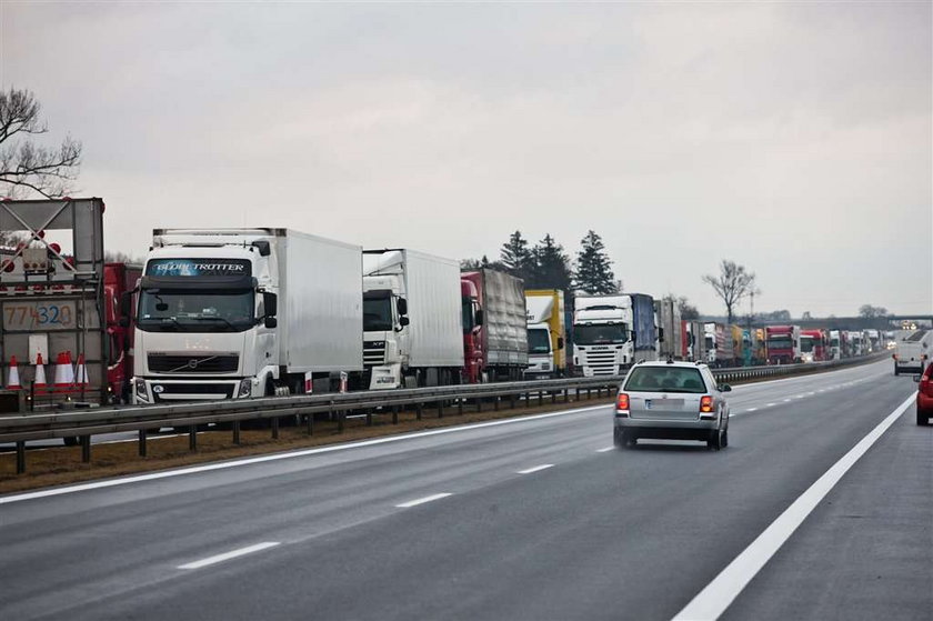 Ciężarówka zablokowała autostradę 