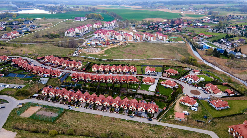 Chaotyczna podmiejska zabudowa mieszkaniowa pod Olsztynem