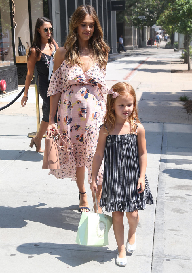 Jessica Alba w ciąży na spacerze z córką