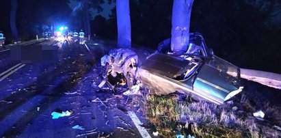 Co za tragedia! Auto dosłownie owinęło się wokół drzewa. Zginęły trzy osoby