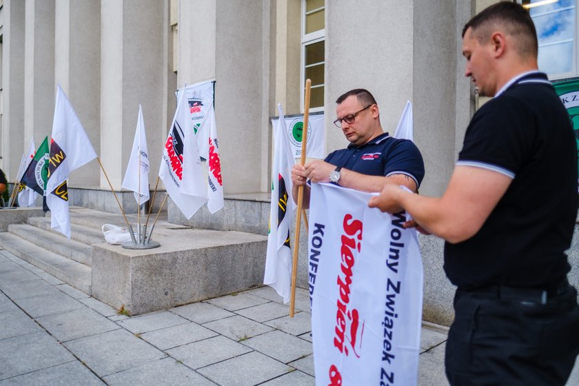 Związkowcy twierdzą, że będą siedzieć do skutku