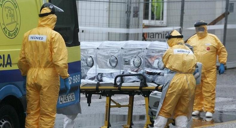 Medical workers in protective clothing arrive at Meixoeiro Hospital, transporting, according to local authorities, a possible new Ebola patient, in Vigo, Spain, October 28, 2015. REUTERS/Stringer