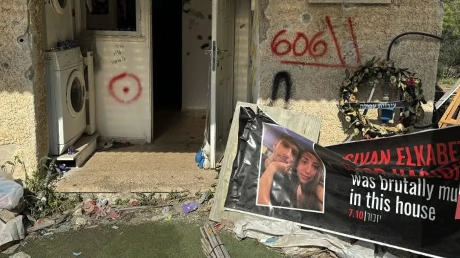 Plakati koji obeležavaju užas polako blede | Foto: Oren Rosenfeld