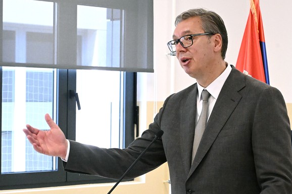 "JEDINO SU PROMENILI LINOLEUM U LIFTU JER SE TOMICA MILOSAVLJEVIĆ OKLIZNUO" Vučić u Svilajncu: "Za 12 godina uradili su NULA bolnica, mi 184"