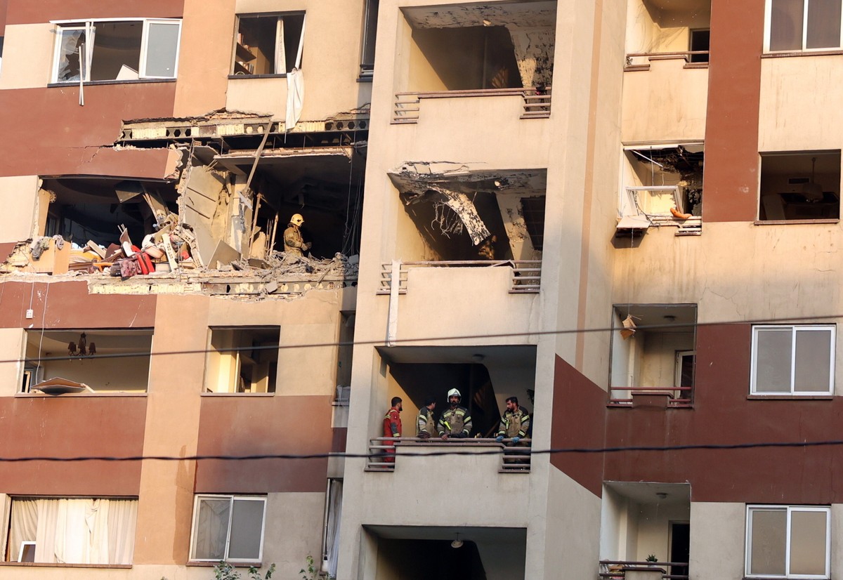 Izrael rozpoczął w piątek nad ranem ataki na Iran, deklarując, że ich celem są obiekty nuklearne i wojskowe. Tymczasem Iran informuje, osiedla mieszkaniowe