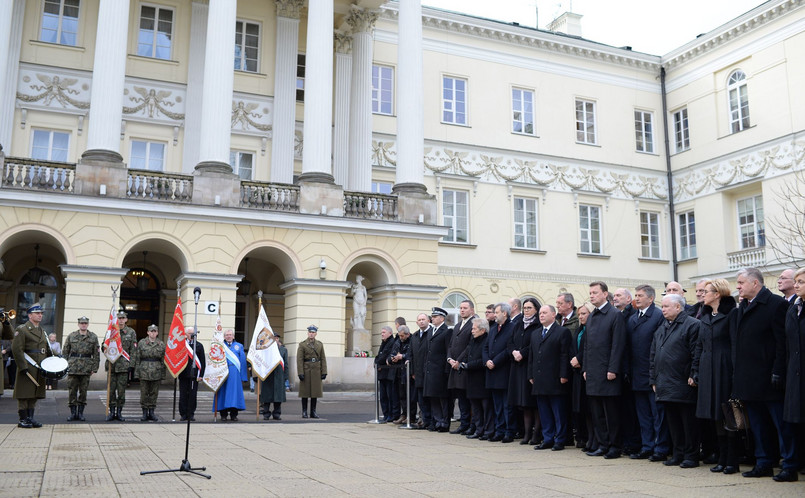 Kilkanaście najważniejszych osób w państwie uczestniczyło w obchodach 14. rocznicy zaprzysiężenia Lecha Kaczyńskiego na prezydenta Warszawy. Było wojsko, były werble, sztandary i wieńce. Dlaczego nadano wyjątkową rangę akurat tej rocznicy i dlaczego uhonorowano akurat tego jednego spośród prezydentów Warszawy? - Jest to ważna rocznica, a wszystkie ważne rocznice warto obchodzić w taki sposób, jaki jest możliwy - mówi Jarosław Zieliński, wiceminister spraw wewnętrznych. Zaproszenie na uroczystości dostały również media. A nie dostała urzędująca prezydent Warszawy Hanna Gronkiewicz-Waltz. - Jesteśmy na dziedzińcu, gdzie, o ile dobrze pamiętam, na pierwszym piętrze urzęduje pani prezydent. Na pewno widzi z okna to zgromadzenie, mogłaby do nas przyjść, jeżeli chce razem z nami świętować - komentował Zieliński.