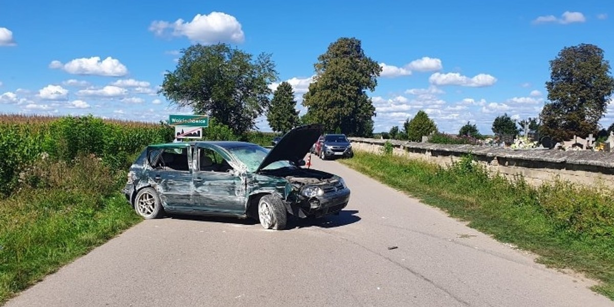 Dramat w Wojciechowicach. Nieprzytomną 12-latkę wyciągano z auta. Jej siostra też ucierpiała.