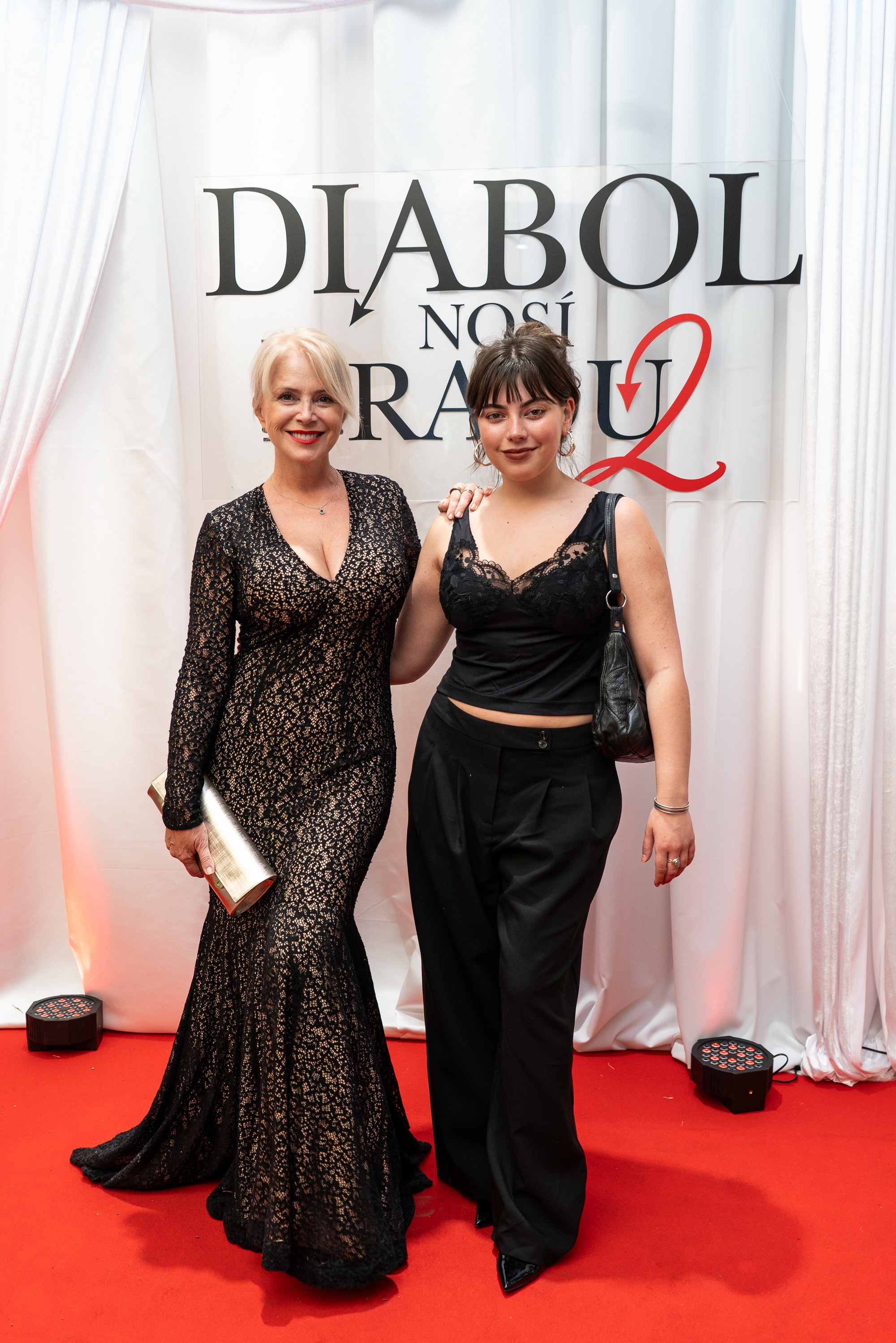 Zuzana Vačková s dcérou na premiére filmu Diabol nosí Pradu 2.