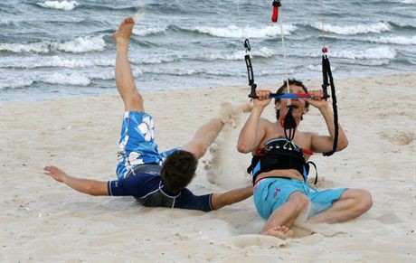 gdansk -Posel Krzysztof Bosak spedzil wekweend we Wladyslawowie z bratem Markiem -Marek uczyl brata Krzysztofa kiteserfingunz Krzysztof Bosak 25l Marek Bosak 19-08-2007foto Katarzyna Naworska