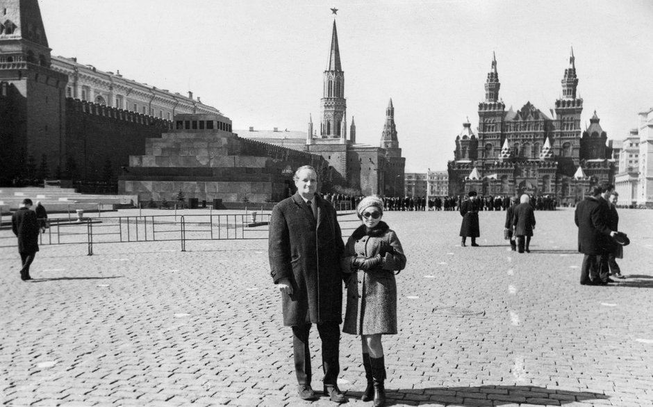 Kalina Jędrusik i Stanisław Dygat na Placu Czerwonym w Moskwie. 1958 rok