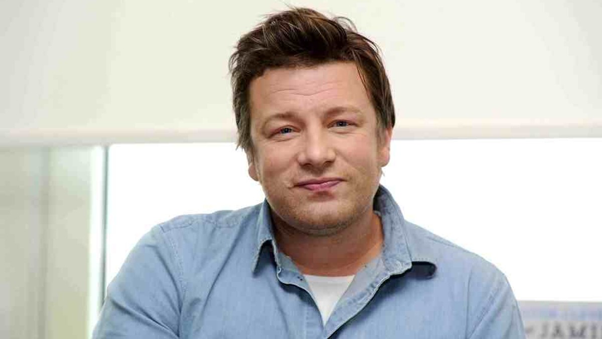 "15 minut w kuchni" - to najnowsza książka gwiazdy gotowania z Anglii. Tym razem Jamie Oliver zdradza swoje przepisy na dania, które można przygotować w kwadrans. Czy jest to możliwe - osądźcie sami.