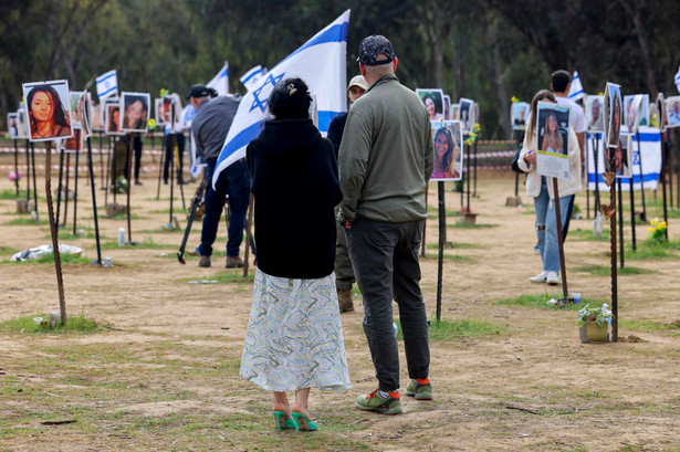 Krewni i przyjaciele spacerują wśród portretów osób wziętych do niewoli lub zabitych przez bojowników Hamasu podczas festiwalu muzycznego Supernova 7 października 2023 r.