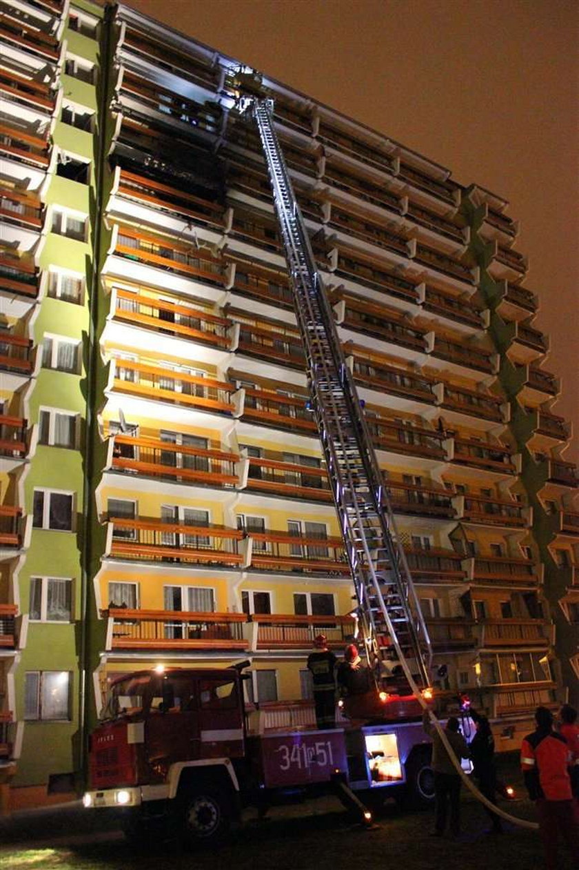 Pożar wieżowca. Ewakuowano 160 osób, jedna nie żyje