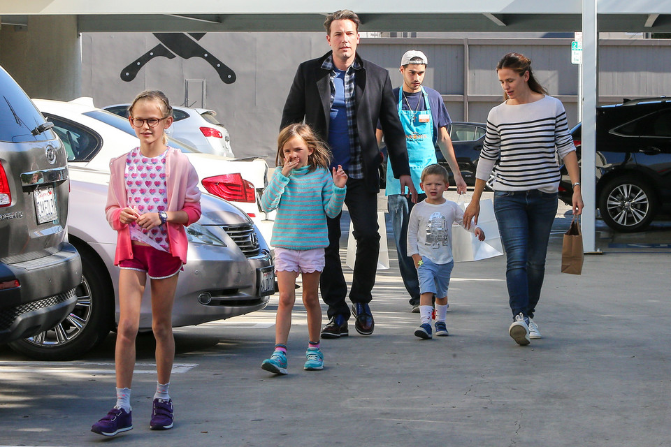 Jennifer Garner i Ben Affleck na spacerze z dziećmi