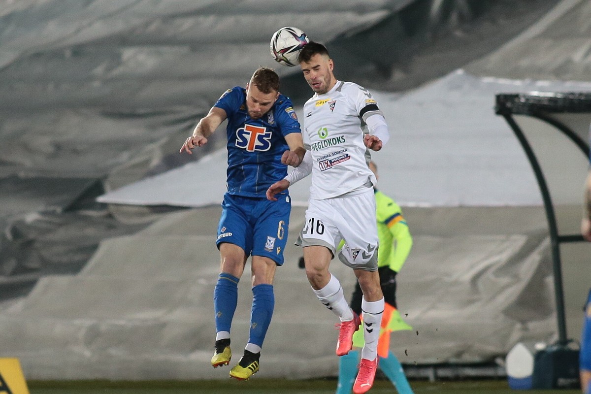 Piłkarz Górnika Zabrze Dariusz Pawłowski (P) i Jesper Karlstrom (L) z Lecha Poznań podczas meczu ćwierćfinałowego Pucharu Polski