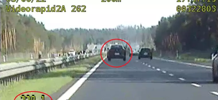 Jechali absurdalnie szybko autostradą. Policja z grupy SPEED pohamowała ich zapędy [Nagranie]