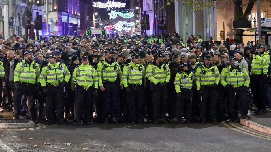 Kibice Legii eskortowani przez kordon policji