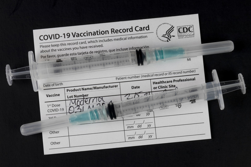 Zaszczepieni Ukraińcy mogą otrzymać certyfikat w formie cyfrowej albo papierowej. Oprócz informacji o zakończonym szczepieniu, mogą być tam zamieszczone też dane dotyczące wyniku testu PCR i przebytej choroby Covid-19.