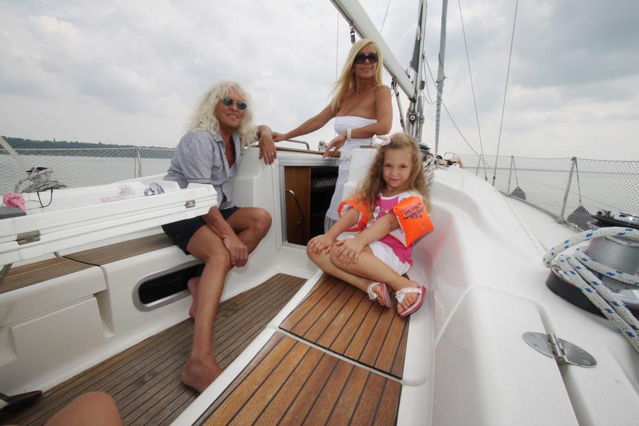Az Omega énekese, Kóbor János (mellette
párja, Zsóka 
és lánya, Léna) 
időnként az 
aligai kikötőben
pihenő hajóján 
alszik a családjával