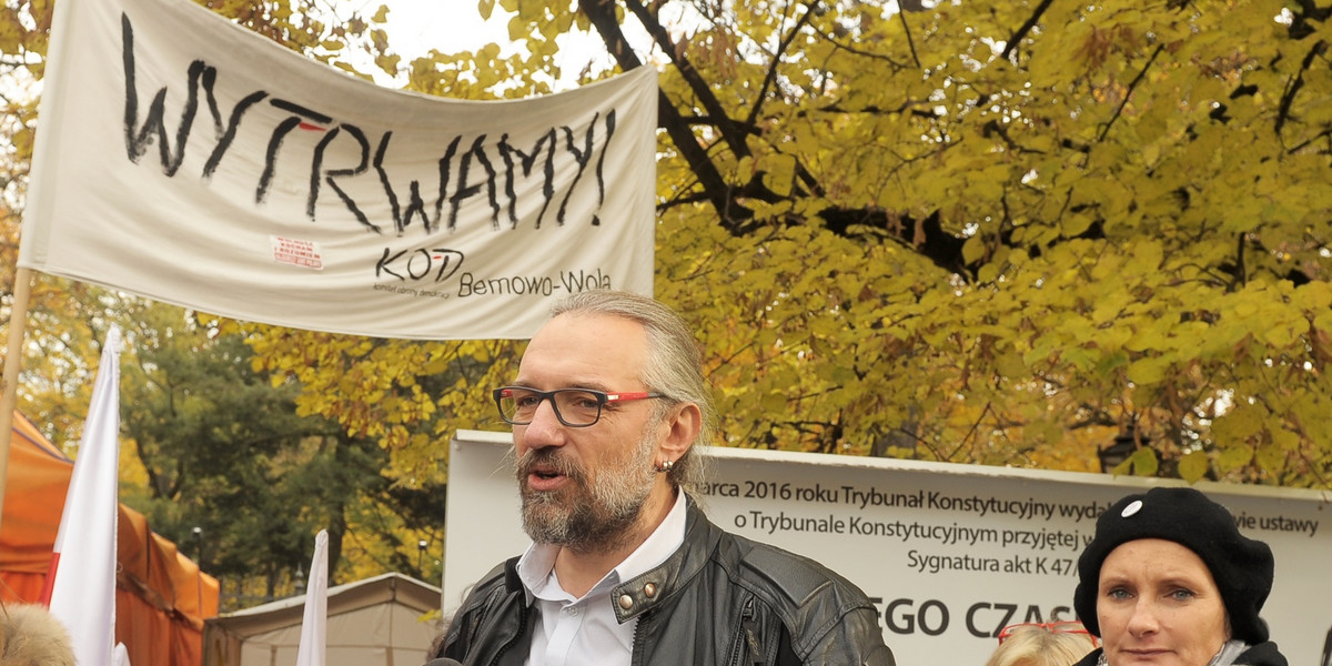 Mateusz Kijowski w listopadzie 2015 roku założył na Facebooku grupę "Komitet Obrony Demokracji". Niespełna miesiąc później powołano stowarzyszenie