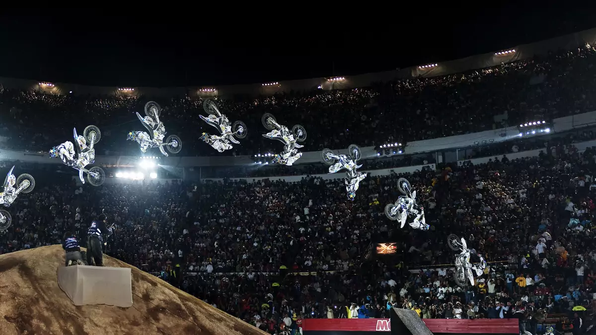 Red Bull X-Fighters w strugach deszczu