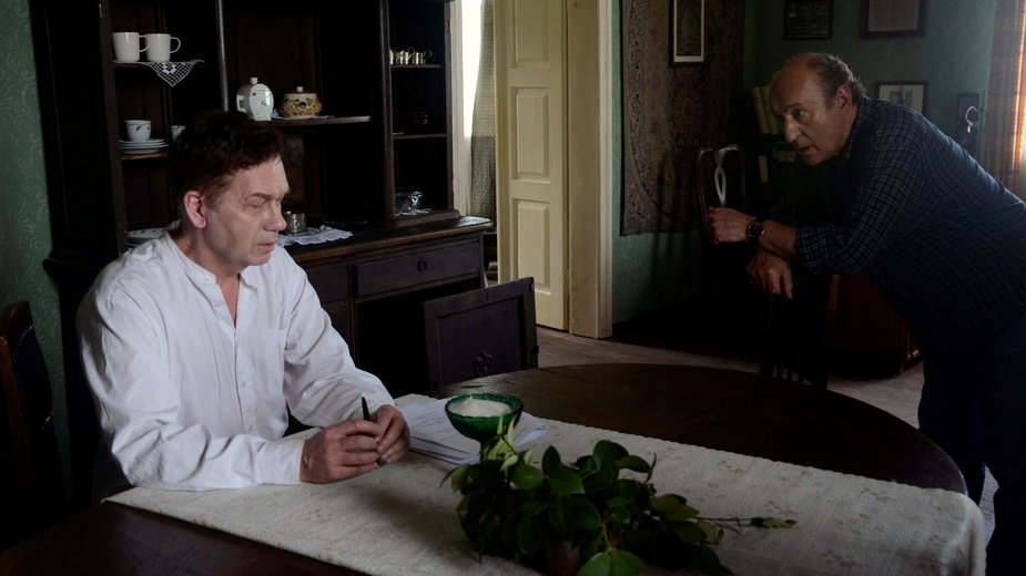 "Klecha" - kadr z filmu. Na zdjęciu: Mirosław Baka i Piotr Fronczewski