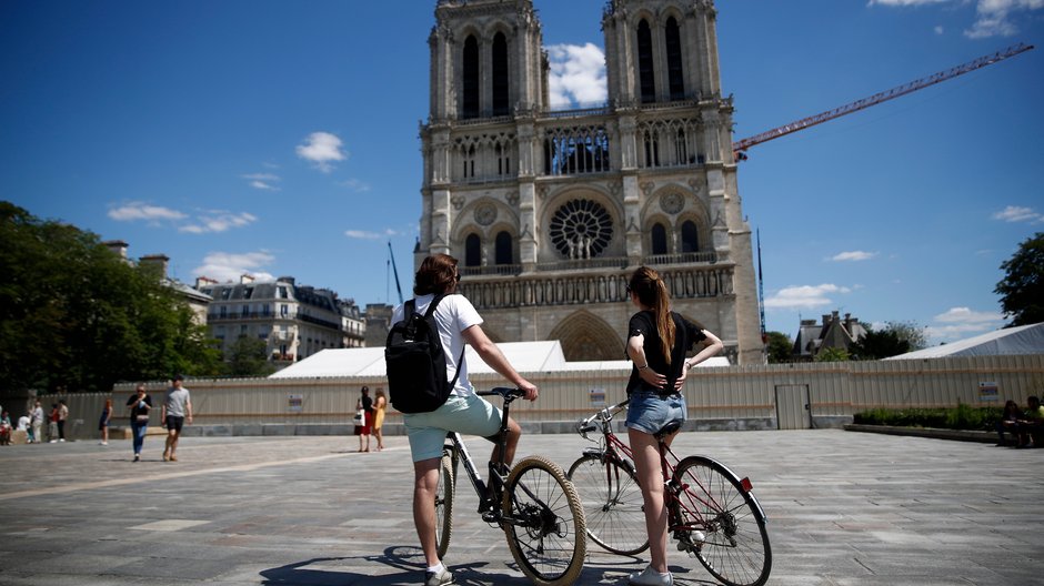 Otwarto dziedziniec katedry Notre Dame