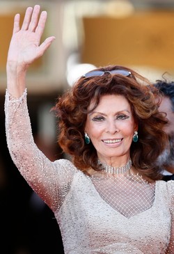 Seksbomby kina się nie starzeją! Sophia Loren w Cannes [ZDJĘCIA]