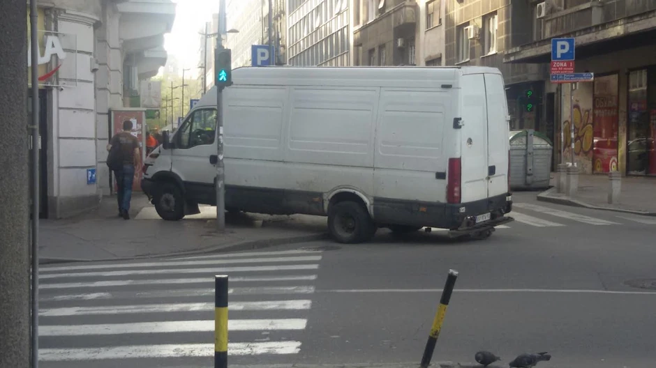 Nepropisno parkiranje usred centra Beograda
