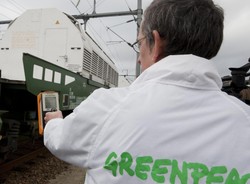Przykuli się łańcuchami do torów. Blokują radioaktywny ładunek