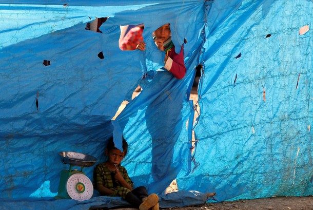 Displaced children who fled the Islamic State stronghold of Mosul with their families play at Khazer