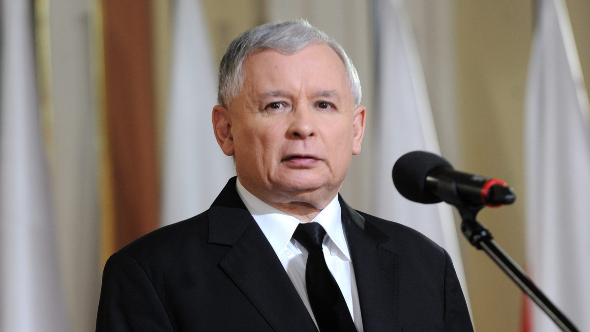 Prezes PiS Jarosław Kaczyński zadeklarował, że jego partia jest gotowa do współpracy z PO w sprawie zmiany konstytucji w kwestii deregulacji. - Podjęliśmy prace, by dokonać radykalnej zmiany. Mamy nadzieję, że cała PO to poprze - powiedział Kaczyński o planach przeprowadzenia deregulacji. Według PiS deregulacja powinna objąć ponad 200 zawodów. Dodał, że potrzebne jest powołanie odpowiedniej komisji.
